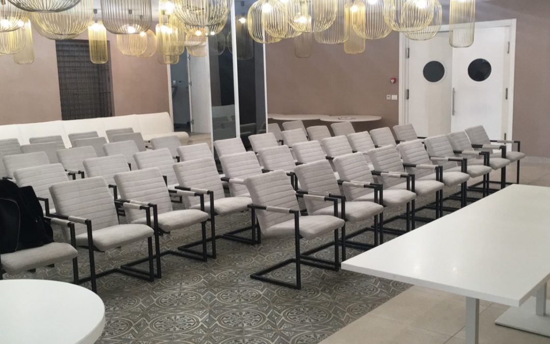 Tko sjedi za stolom?